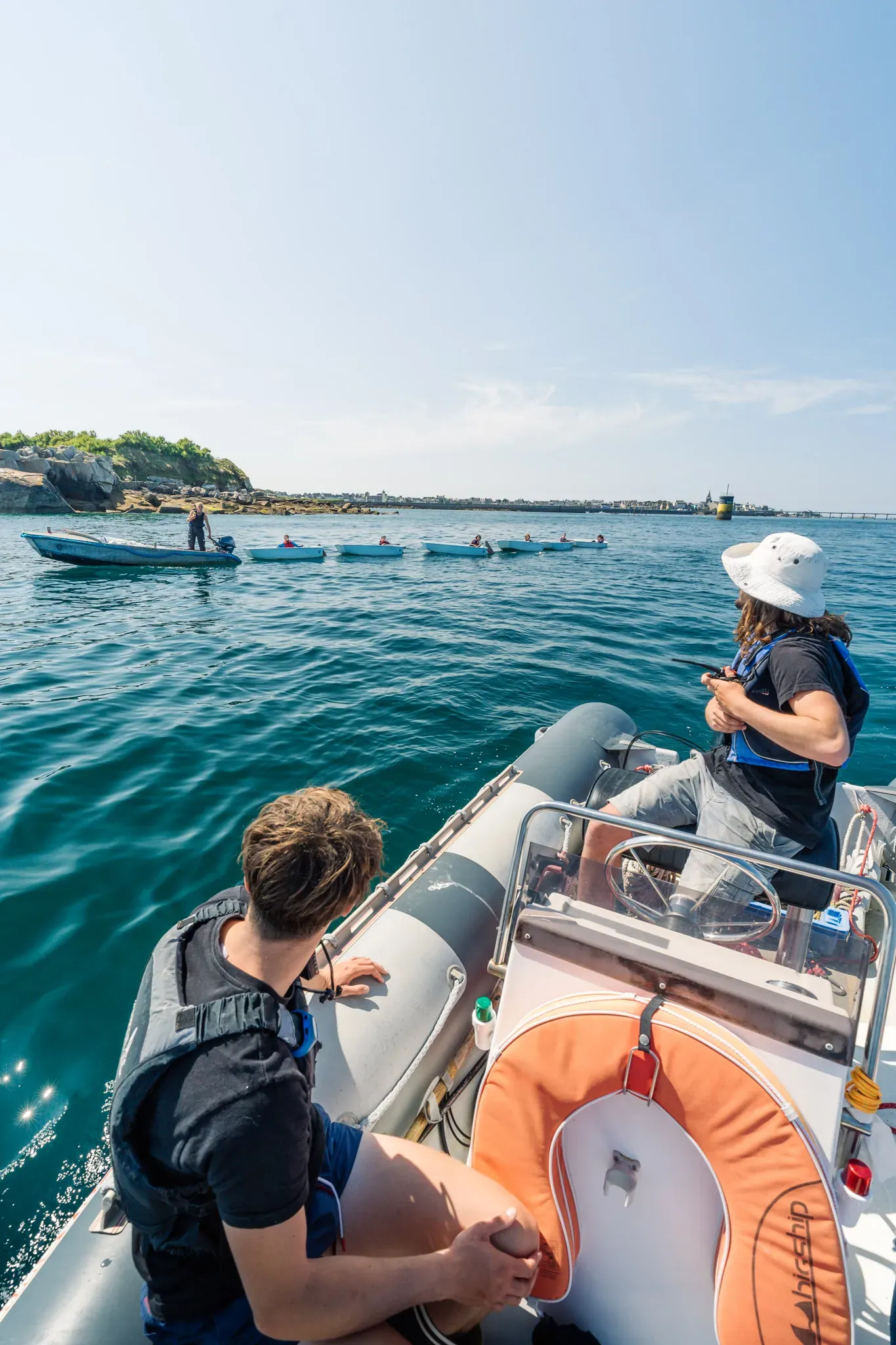 Semi-rigide d'encadrement accompagnant une flottille de bateaux du club